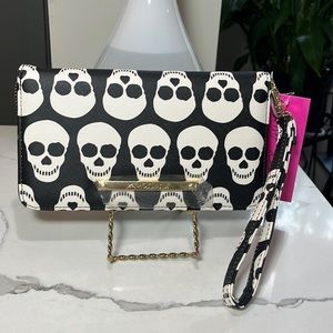 Betsey Johnson SKULL Head Wallet Wristlet Cream & Black Skull Heads NWT